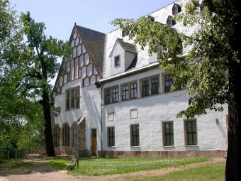 Schlossbergmuseum_Ostfassade mit Wabengiebel